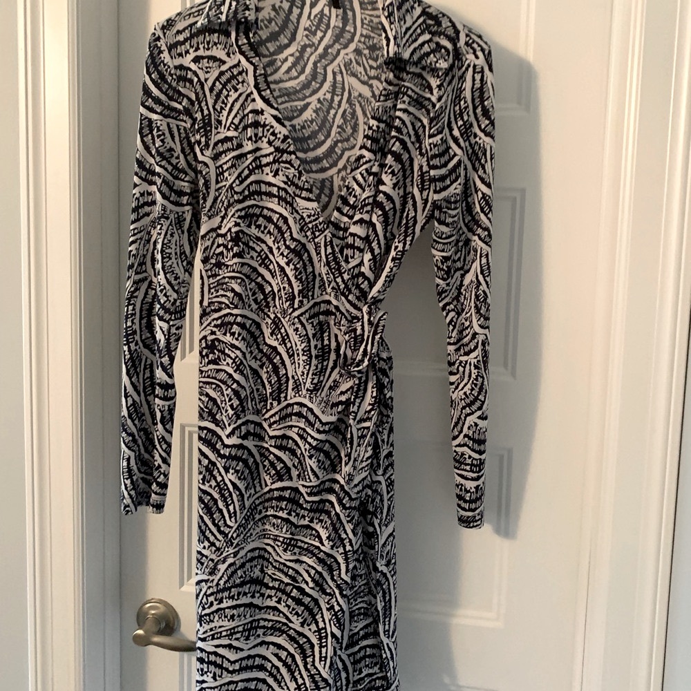 Navy and white BCBG wrap dress EUC